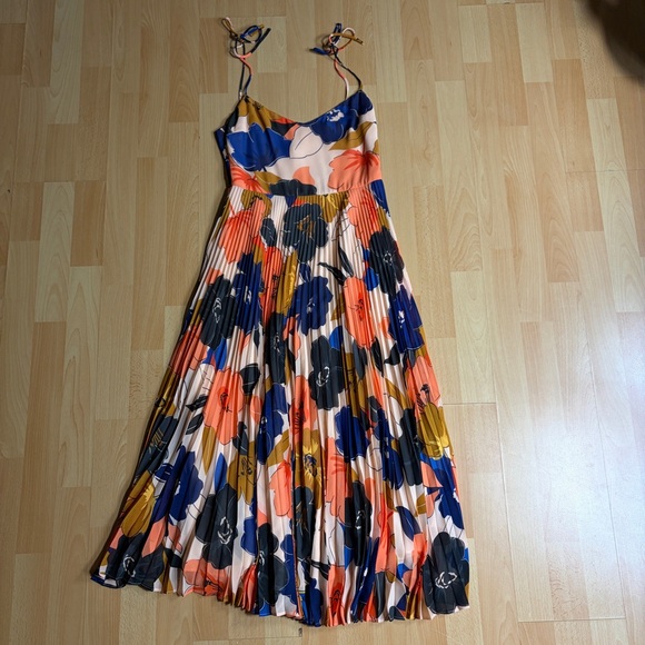 Sézane Nissa Floral Accordion Pleated Midi Dress in Peach, Navy & Coral Event - Picture 5 of 14